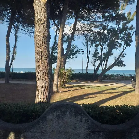 Spacious Double A Stone Throw From The Sea Frühstückspension Pineto