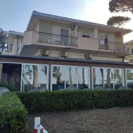 Spacious Double A Stone Throw From The Sea Frühstückspension 3*