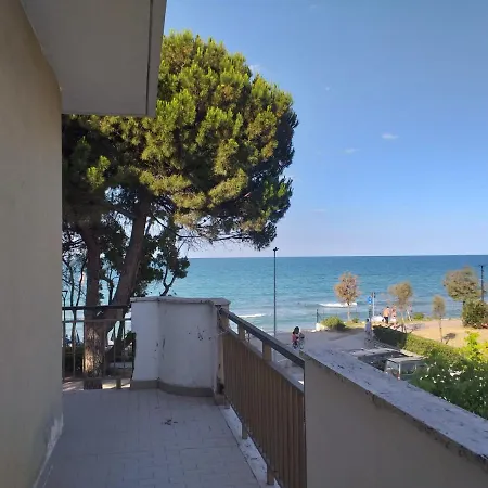 Spacious Double A Stone Throw From The Sea Frühstückspension Pineto