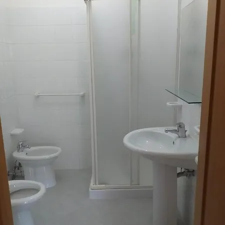 Spacious Double A Stone Throw From The Sea Frühstückspension 3*