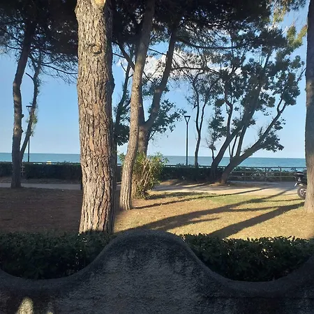 Bed & Breakfast Spacious Double A Stone Throw From The Sea