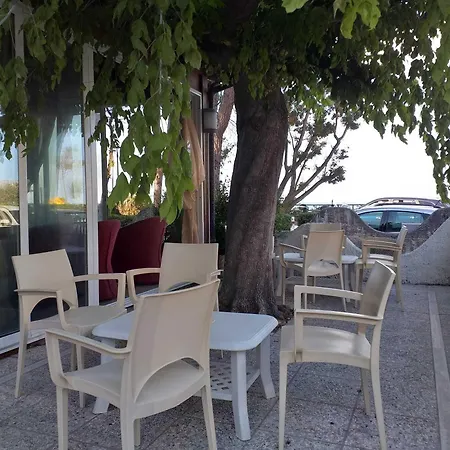 Spacious Double A Stone Throw From The Sea Bed & Breakfast