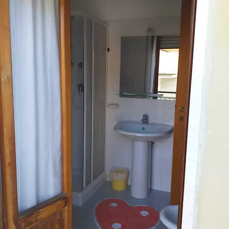 Spacious Double A Stone Throw From The Sea Frühstückspension