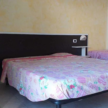 Spacious Double A Stone Throw From The Sea Frühstückspension