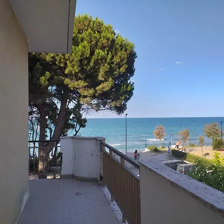 Spacious Double A Stone Throw From The Sea Frühstückspension 3*
