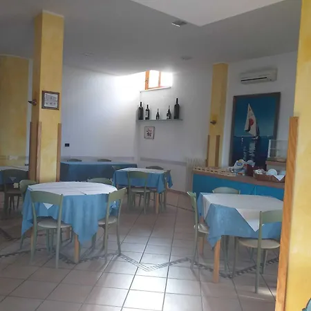 Spacious Double A Stone Throw From The Sea Frühstückspension Pineto