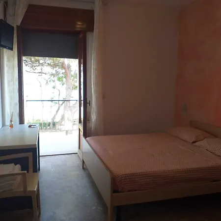 Spacious Double A Stone Throw From The Sea Frühstückspension 3*